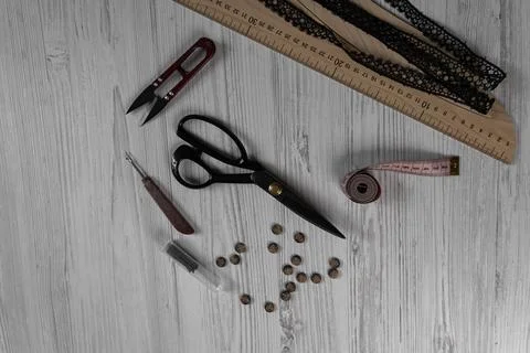 Collection of sewing tools and tailoring accessories including scissors, meas Fotos de archivo