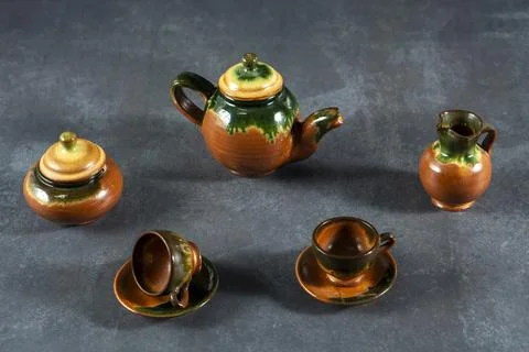 A collection of small tea set pieces, including a teapot, cups, and saucers Foto stock