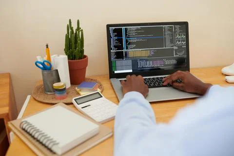 College Student Coding on Laptop Stockfoto's