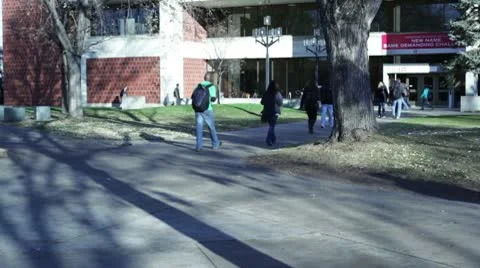 College students on campus Vídeos de archivo 8998595