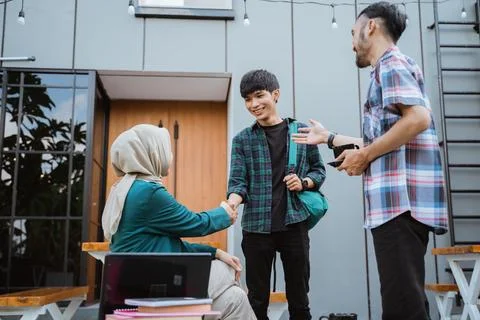 College students get to know each other by shaking hands Stock-Fotos