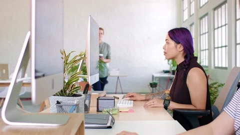 Collegues having a quick meeting Video stock 71632170