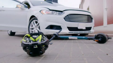 Collision accident between car electric scooter aftermath of accident crash Vidéo 274414486