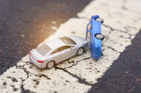 Collision of two cars on a solid road marking line. Foto stock