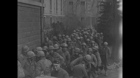 COLMAR - 1945: Queue at rest center - Soldiers queue along a stone wall Video stock 344005946