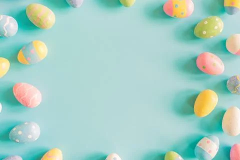 Coloeful easter eggs on pastel color background with space. 스톡 사진