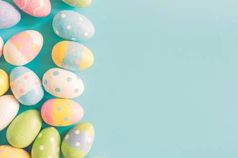 Coloeful easter eggs on pastel color background with space. Stockfoto's