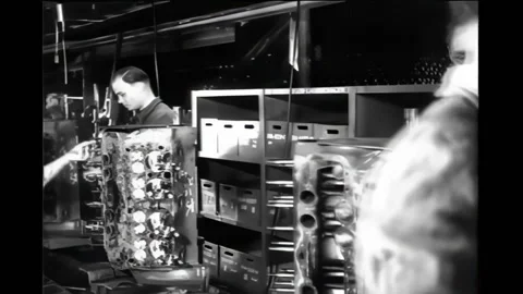 COLOGNE - 1948 - Workers working at the engine assembly in Ford Cologne plant. Vídeos de archivo 308103821