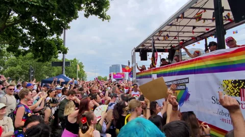 Cologne CSD Pride Parade Panning Shot From Float To Dancing Crowd 2026 库存影片 341285524