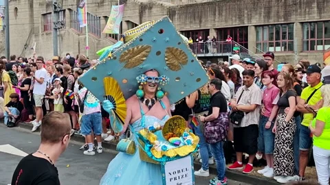 Cologne CSD Pride Parade Visitors Colorful Nobel Prize Costume 2026 Vidéo 341285837