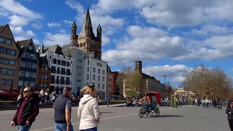 Cologne old town square with Great St. Martin Church Vídeo Stock 333927824