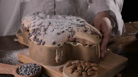 Colomba with chocolate. Easter Italian cake with almonds and chocolate in the Vidéo 231563239