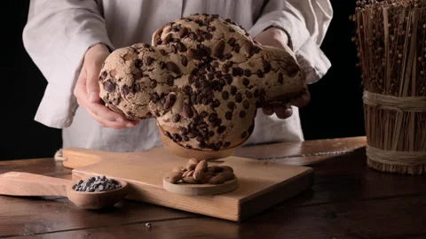 Colomba with chocolate. Easter Italian cake with almonds and chocolate in the Video stock 233622504