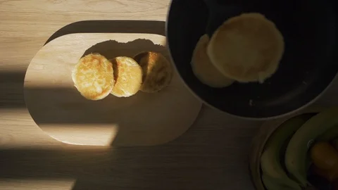 Colombian Arepas Vídeos de archivo 129857011