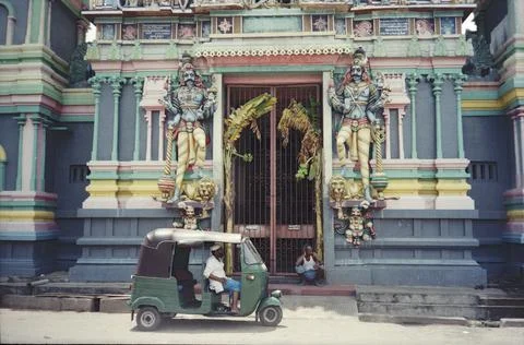 Colombo Sri Lanka - tuk tuk in front of building Stock Photos