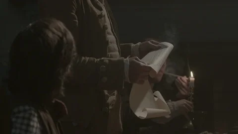 Colonial Man reads document, Declaration of Independence in 1700s Tavern 库存影片 93699948