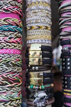 Color bracelets in store Stock-Fotos