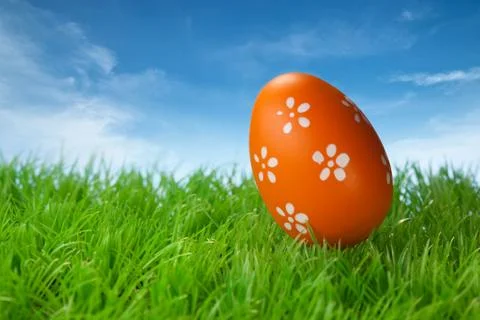Color easter egg in the grass against blue sky Stock-Fotos