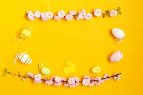 Color easter eggs, easter bunny and sprig of magnolia on Foto stock