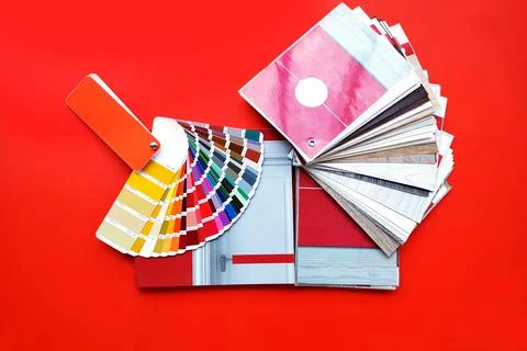 Color palette samples on red background. wood texture door texture samples. S Foto stock