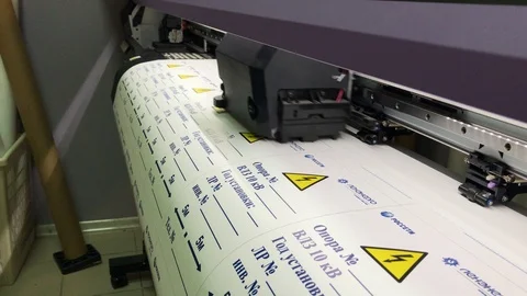 Color printing on wide format printer. printing of safety signs Vídeos de archivo 100407931