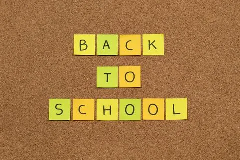A color sticky notes with the back to school message over a cork background Foto stock