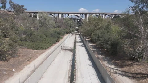 Colorado Bridge pull back on Arroyo Seco River Pasadena 库存影片 317912381