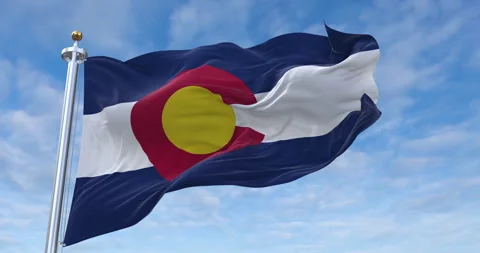 Colorado flag with flagpole waving in rolling clouds looping, 4K (Perfect Loop) 库存影片 277302170