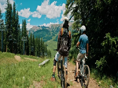 Colorado mountain bikers 動画素材 84332790