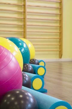 Colored balls and rollers for pilates classes Foto stock