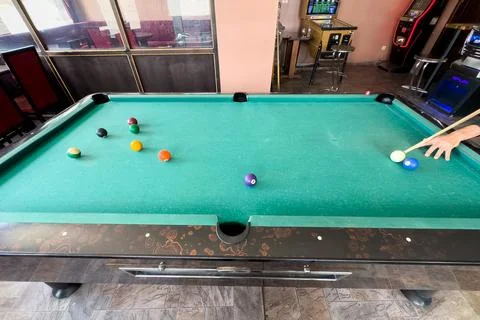 Colored balls on a snooker table inside a game room Stock-Fotos
