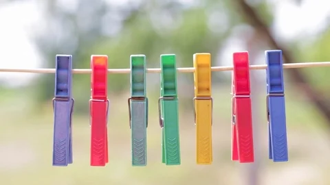 Colored clothespins on a rope Vídeo Stock 78792830