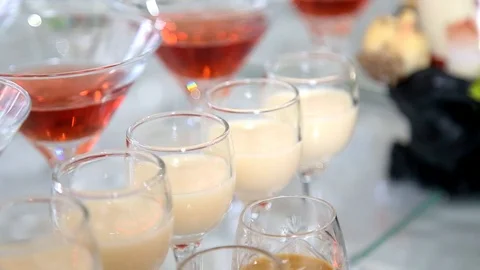 Colored cocktails on the table. Alcoholic drinks on the buffet table. Beautiful 스톡 동영상 123762294