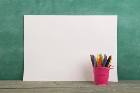 Colored crayons on wooden table - elementary school education concept, chalkb Foto stock