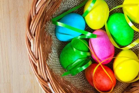 Colored decorated Easter eggs in basket Foto stock