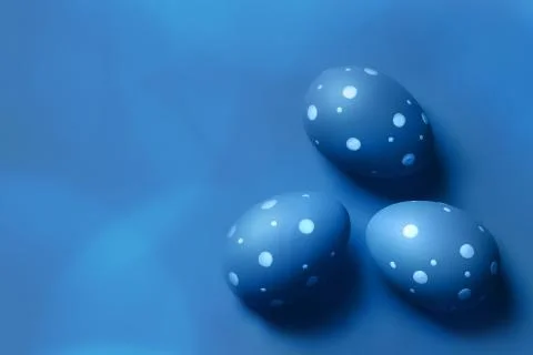 Colored decorated eggs on blue background. Easter concept, card with free copy Foto stock