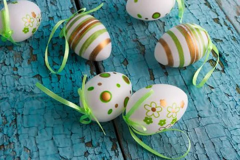 Colored decorative Easter eggs, blue wooden background Foto stock