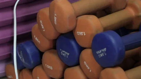 Colored dumbbells in the gym Vídeos de archivo 73752450