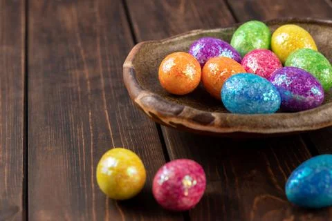 Colored easter eggs on a clay plate. holiday concept with copy space 스톡 사진