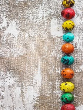 Colored easter eggs on a light canvas background,place for text Foto stock