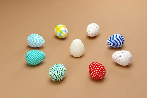 Colored Easter eggs surrounding white egg on green background. 3d illustratio Foto stock