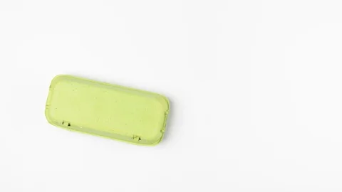 Colored eggs in box move. Easter concept background Vídeo Stock 127103253