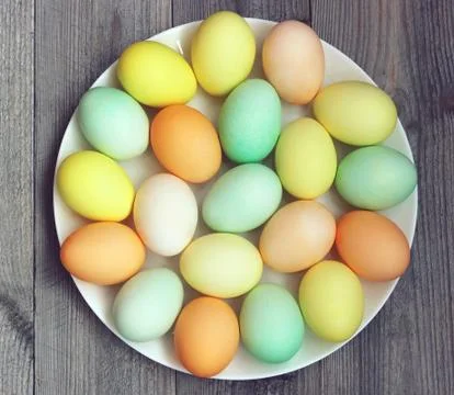 Colored eggs for Easter on a wooden table. Foto stock