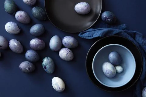 Colored eggs on a plate Stock-Fotos