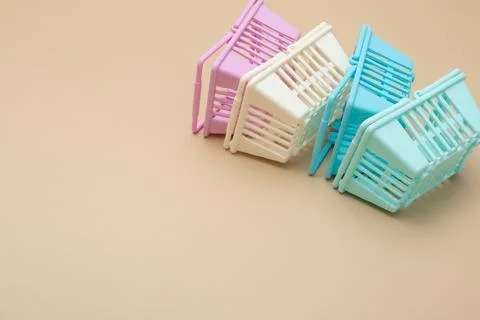 Colored empty shopping baskets on a beige background. Minimalism. Sales, sh.. Foto stock