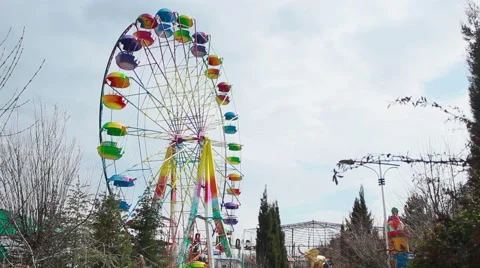 Colored ferris wheel on a cloudy day 스톡 동영상 65210167