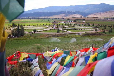 The colored flags and One Thousand Buddhas Foto stock
