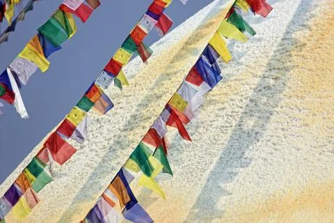 Colored flags in front of boudha nath (bodhnath) stupa Stockfoto's
