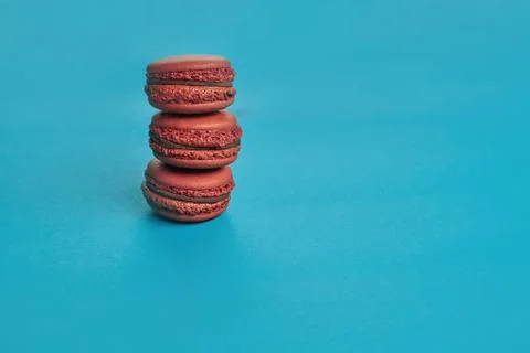 Colored macaron or macaroon, sweet meringue-based confection on blue background Fotos Stock