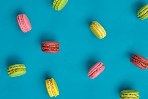 Colored macaron or macaroon, sweet meringue-based confection on blue background Fotos Stock